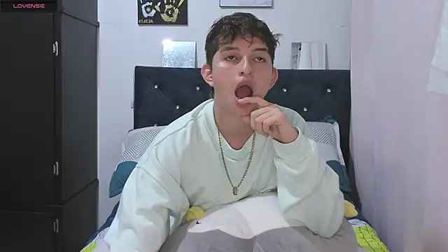 Snapshot of Hanz_peterss chatting on 03-01-25, 10:42 Hanz peterss online show from 03-01-25, 10:42