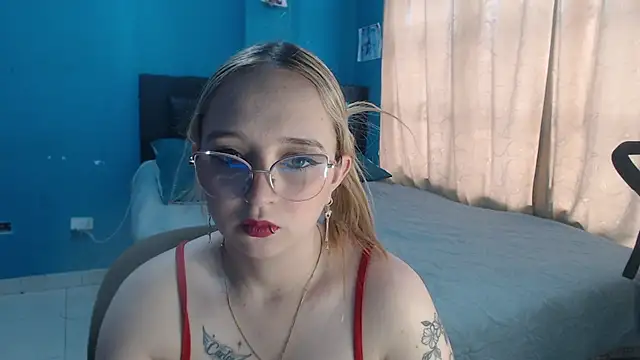 Liaroberts1 online show from 10-28-25, 11:58