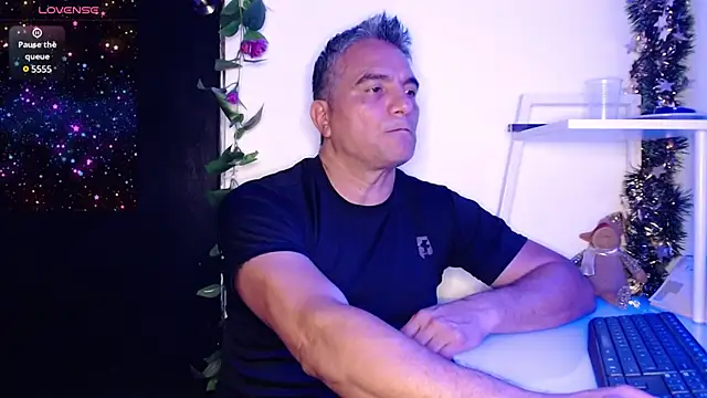 Snapshot of golden_punisher chatting on 12-04-24, 04:54 golden punisher online show from 12-04-24, 04:54