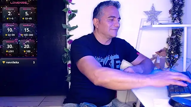 Snapshot of golden_punisher chatting on 12-17-24, 05:07 golden punisher online show from 12-17-24, 05:07