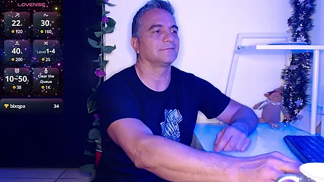 Snapshot of golden_punisher chatting on 12-18-24, 09:14 golden punisher online show from 12-18-24, 09:14