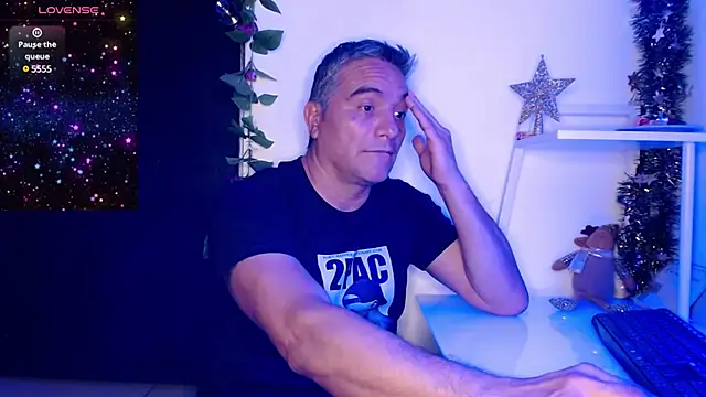 Snapshot of golden_punisher chatting on 12-22-24, 05:23 golden punisher online show from 12-22-24, 05:23