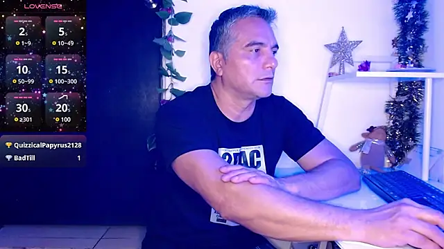 Snapshot of golden_punisher chatting on 12-22-24, 08:38 golden punisher online show from 12-22-24, 08:38