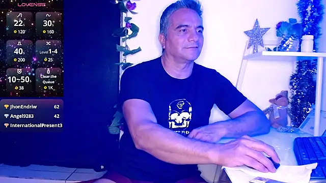 Snapshot of golden_punisher chatting on 12-30-24, 08:32 golden punisher online show from 12-30-24, 08:32