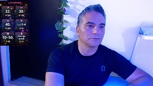 Snapshot of golden_punisher chatting on 01-25-25, 05:40 golden punisher online show from 01-25-25, 05:40