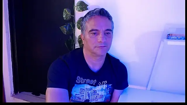 Snapshot of golden_punisher chatting on 02-05-25, 08:43 golden punisher online show from 02-05-25, 08:43