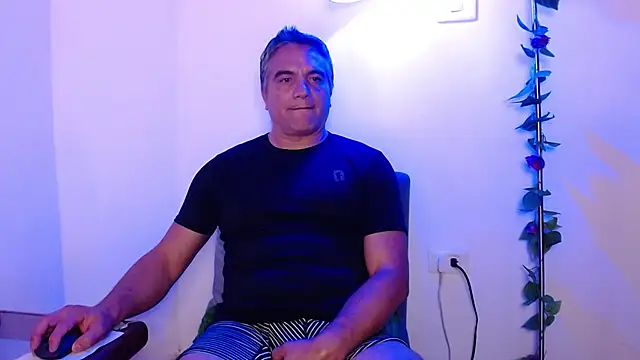 Snapshot of golden_punisher chatting on 02-24-25, 07:33 golden punisher online show from 02-24-25, 07:33