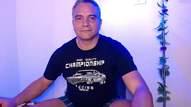 Snapshot of golden_punisher chatting on 03-01-25, 01:32 golden punisher online show from 03-01-25, 01:32