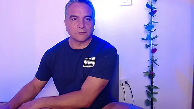 Snapshot of golden_punisher chatting on 03-04-25, 03:55 golden punisher online show from 03-04-25, 03:55