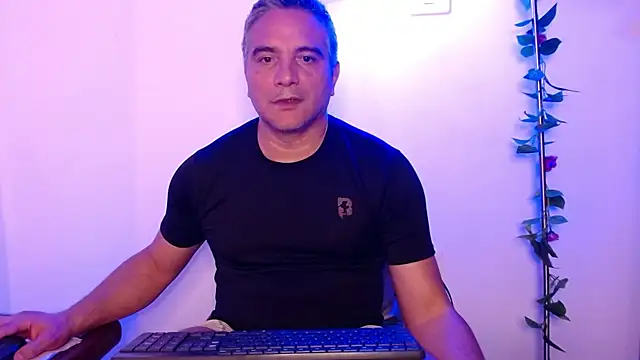 Snapshot of golden_punisher chatting on 03-13-25, 04:38 golden punisher online show from 03-13-25, 04:38