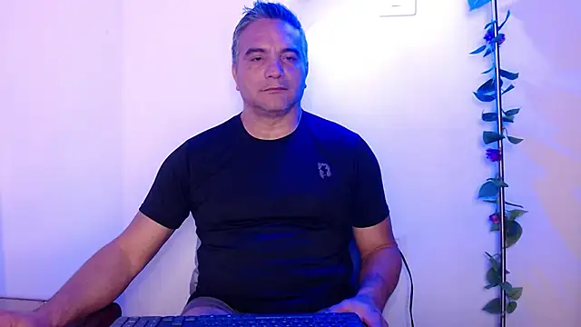 Snapshot of golden_punisher chatting on 03-14-25, 04:54 golden punisher online show from 03-14-25, 04:54