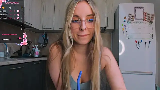 Snapshot of violet_blue_eyes chatting on 02-16-25, 01:16 violet blue eyes online show from 02-16-25, 01:16