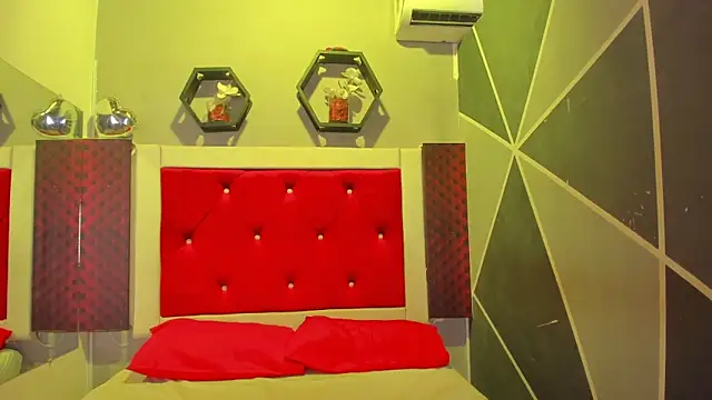 Snapshot of Karoll014 chatting on 02-09-26, 12:09 Karoll014 online show from 02-09-26, 12:09