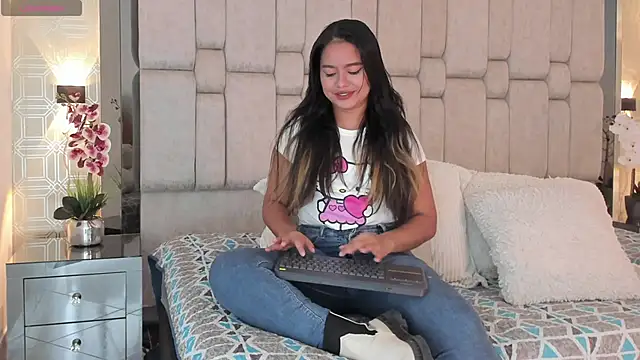 Snapshot of Marilyn-Cooper chatting on 02-26-25, 04:25 Marilyn-Cooper online show from 02-26-25, 04:25