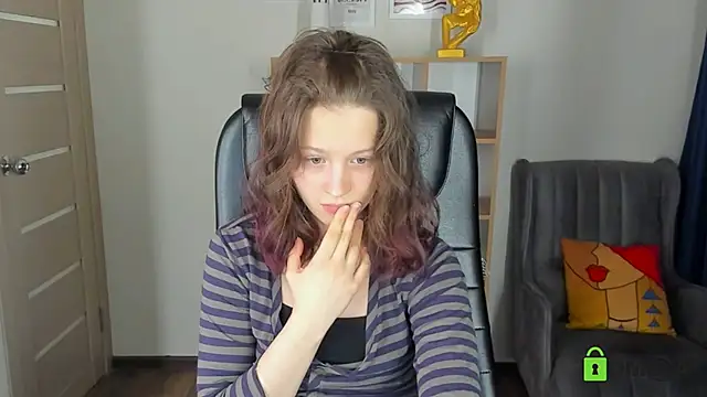 Snapshot of Alina_Mills chatting on 05-16-26, 06:43 Alina Mills online show from 05-16-26, 06:43
