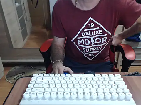 uncutguy01 online show from 10-21-25, 04:24