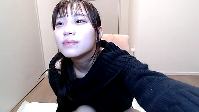 Snapshot of Riri__oo chatting on 12-28-24, 02:32 Riri oo online show from 12-28-24, 02:32