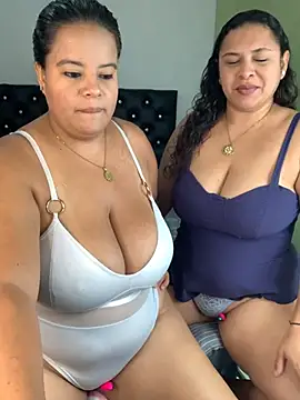 Snapshot of twocurvylatins chatting on 07-06-26, 10:23 twocurvylatins online show from 07-06-26, 10:23