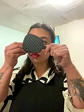 Snapshot of Lucrecia_33 chatting on 12-15-25, 06:50 Lucrecia 33 online show from 12-15-25, 06:50