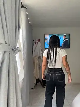 Pretty Isadora online show from 10-24-25, 09:22