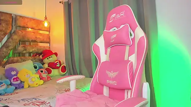 Snapshot of Mia_coxx1 chatting on 01-26-25, 10:12 Mia coxx1 online show from 01-26-25, 10:12