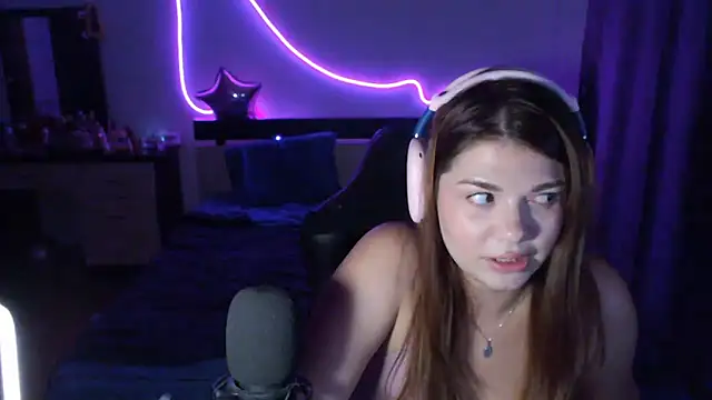 Snapshot of helengilmor chatting on 09-29-25, 03:39 helengilmor online show from 09-29-25, 03:39