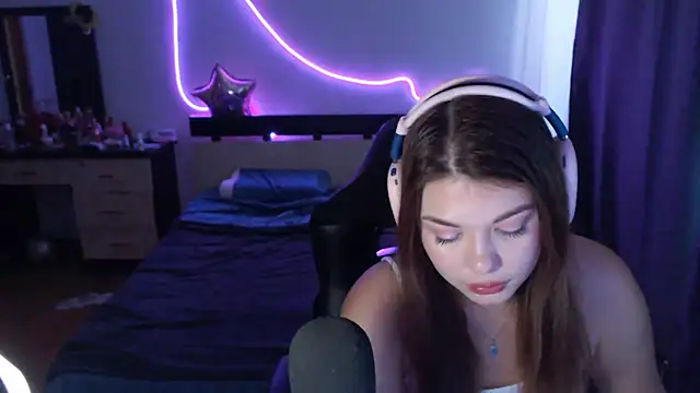 Snapshot of helengilmor chatting on 09-30-25, 06:51 helengilmor online show from 09-30-25, 06:51