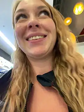 Snapshot of Sweet___Emily chatting on 12-19-24, 06:01 Sweet   Emily online show from 12-19-24, 06:01