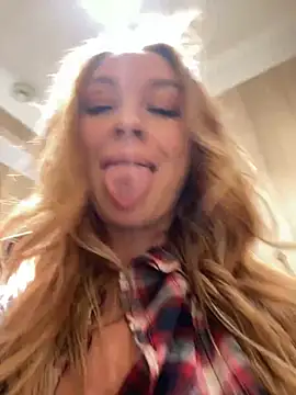 Snapshot of Sweet___Emily chatting on 12-25-24, 03:28 Sweet   Emily online show from 12-25-24, 03:28