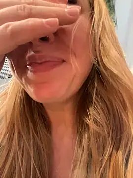 Snapshot of Sweet___Emily chatting on 01-19-25, 05:18 Sweet   Emily online show from 01-19-25, 05:18