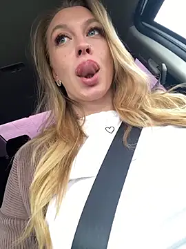 Snapshot of Sweet___Emily chatting on 10-10-25, 01:10 Sweet   Emily online show from 10-10-25, 01:10