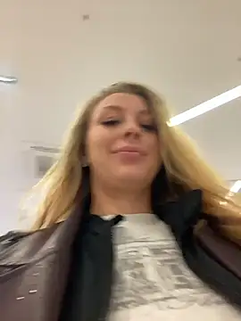 Snapshot of Sweet___Emily chatting on 10-16-25, 01:45 Sweet   Emily online show from 10-16-25, 01:45