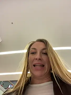 Snapshot of Sweet___Emily chatting on 11-24-25, 01:44 Sweet Emily online show from 11-24-25, 01:44