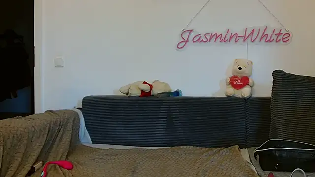 Snapshot of Jasmin-White chatting on 07-08-26, 05:17 Jasmin-White online show from 07-08-26, 05:17