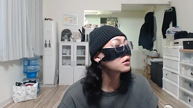 Snapshot of --SHUN-- chatting on 01-22-25, 01:11 --SHUN-- online show from 01-22-25, 01:11