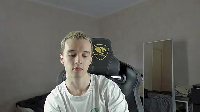 Snapshot of MasonWarholl chatting on 12-12-24, 12:22 MasonWarholl online show from 12-12-24, 12:22