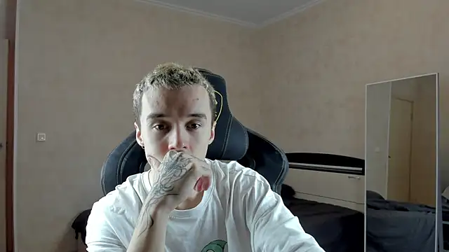 Snapshot of MasonWarholl chatting on 12-13-24, 03:43 MasonWarholl online show from 12-13-24, 03:43