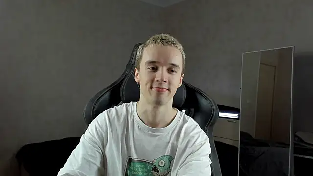 Snapshot of MasonWarholl chatting on 12-13-24, 06:49 MasonWarholl online show from 12-13-24, 06:49