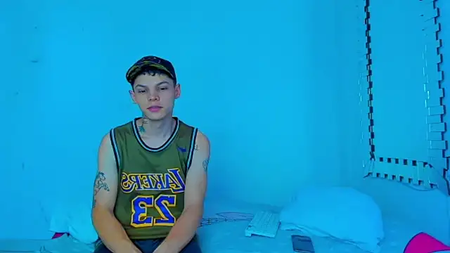 Snapshot of HOT_boy2025 chatting on 01-31-25, 08:43 HOT boy2025 online show from 01-31-25, 08:43