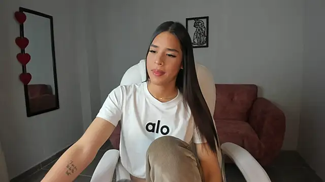 Snapshot of Alice23jones chatting on 03-07-25, 03:49 Alice23jones online show from 03-07-25, 03:49