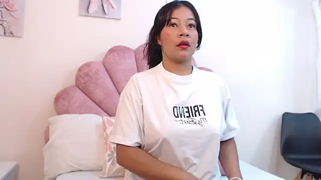 Snapshot of MilaaAdams chatting on 06-17-26, 11:12 MilaaAdams online show from 06-17-26, 11:12