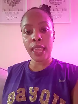 Snapshot of R-thequeen chatting on 05-15-26, 10:50 R-thequeen online show from 05-15-26, 10:50