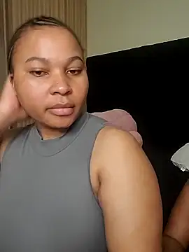 Snapshot of R-thequeen chatting on 06-19-26, 01:43 R-thequeen online show from 06-19-26, 01:43