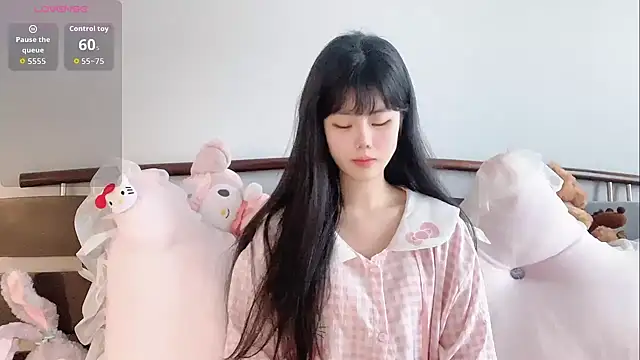 Snapshot of Qedgjwyz1 chatting on 04-13-26, 10:43 Qedgjwyz1 online show from 04-13-26, 10:43