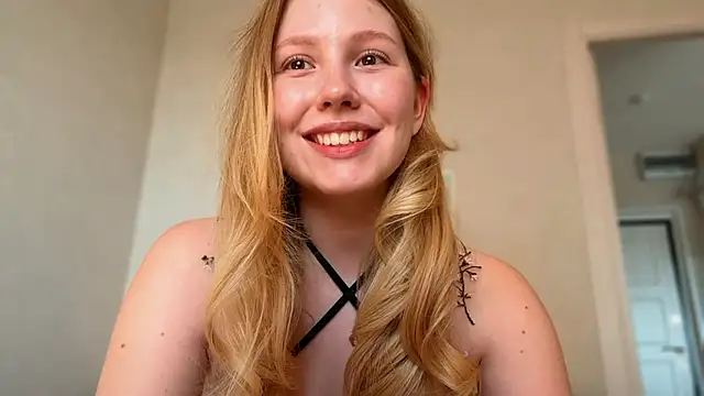 Snapshot of HoneyAudrey chatting on 06-17-26, 02:03 HoneyAudrey online show from 06-17-26, 02:03