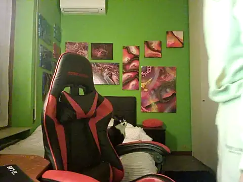 Snapshot of MASTERMONEY chatting on 10-31-25, 10:44 MASTERMONEY online show from 10-31-25, 10:44