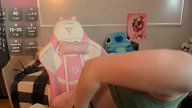 Snapshot of Chloe_your_Moyaz chatting on 09-27-25, 04:39 Chloe your Moyaz online show from 09-27-25, 04:39