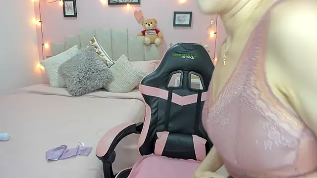 Snapshot of emilyharrix chatting on 02-04-26, 09:20 emilyharrix online show from 02-04-26, 09:20