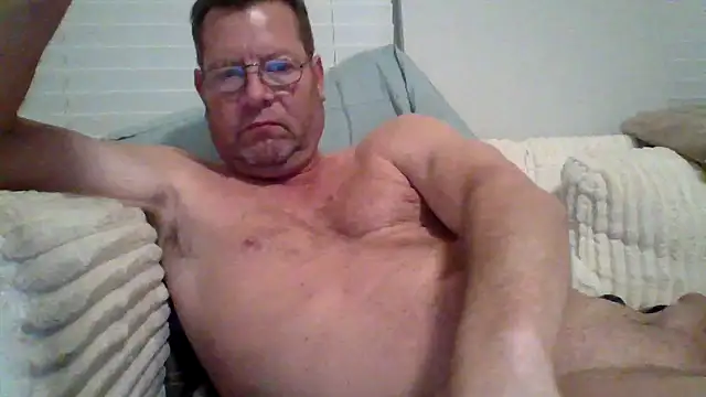 Snapshot of Goldenbear3111 chatting on 04-30-26, 03:35 Goldenbear3111 online show from 04-30-26, 03:35