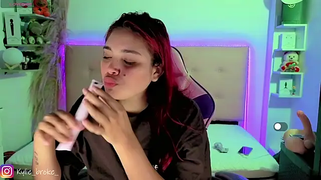 Snapshot of Kylie_brokee chatting on 05-01-26, 09:08 Kylie brokee online show from 05-01-26, 09:08